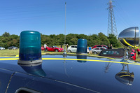 ルーフには青色回転灯、無線アンテナ、補助灯が。