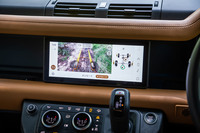 「3Dサラウンドカメラ」の技術を用いた、フロントボンネット直下の映像を映し出す「クリアサイトグラウンドビュー」が標準装備される。写真はオフロード走行時のものだが、狭い都市部での取り回しでも有効活用できる。