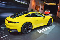 新型「ポルシェ911」は、サーフボードを背負った“ご先祖”とともに展示されていた。