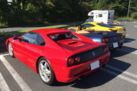 ミウラさんの現在の愛車「フェラーリF355」（写真一番手前）。
