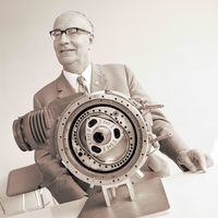 フェリックス・ヴァンケル (1902-1988)と彼が考案した初期のロータリーエンジン。筐体（きょうたい）の中で、ローターではなく円形のハウジングが回転する仕組みだった。