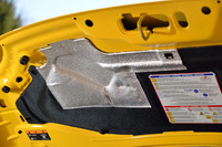 エンジンフードの一部には、エンジンの排熱対策用に耐熱シートが添えられる。