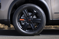 19インチのアルミホイールも「ロッククリーク」専用デザイン。冬季の取材だったためスタッドレスタイヤの「ブリヂストン・ブリザックVRX3」を履いていた。