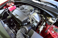 キャビン方向に寄せて搭載される2リッター直4ターボエンジン。従来型と同様に276psと400Nmを生み出す。駆動方式は4WDで、トランスミッションは8段AT。