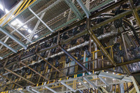 岐阜北工場の内部。ショックアブソーバーの塗装工程を2階に配置することで、製造時間の短縮が図られている。