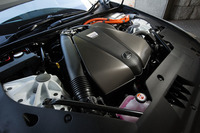 「LC500h」には、従来のレクサスのハイブリッドに、4段の変速機を組み合わせた新システム「マルチステージハイブリッド」が搭載される。