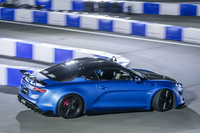 カートコースを「アルピーヌA110 Rチュリニ」で疾走するエステバン・オコン選手。カートでも難しいヘアピンカーブをこともなげにクリアしていく。