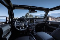 日本仕様車のハンドル位置は左のみとなる。