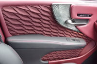 ハンドプリーツと切子調カットガラスで飾られたドアパネル。こだわりのディテールが目を引く。