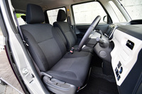 シートはプレーンで飽きのこないデザインを採用。「メイクアップ」ではソフトタッチな表皮と専用のシートパイピングで仕立ての良さが強調されている。