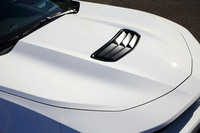 エンジンルームの冷却と空力性能向上のため、エアアウトレットがうがたれたエンジンフード。パワーバルジの左右をぐっと掘り込むことで、より抑揚のある造形としている。