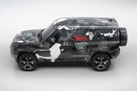 アフリカ野生動物保護組織「Tusk Trust（タスク・トラスト）」と協力して実施されるケニアでの最終フィールドテストには、特別なカムフラージュを施したプロトタイプ車両（写真）が用いられる。