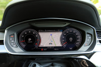 「アウディA8」のメーターパネル。