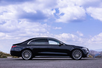 「S500 4MATICロング」のボディーサイズは全長×全幅×全高＝5320×1930×1505mm、ホイールベースは3215mm。車重は2250kgと発表されている。