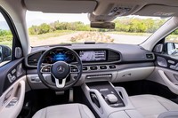 ダッシュボードに並んだ2枚のスクリーンとセンターコンソールのグラブハンドルが主張するインテリア。「GLS580」と「AMG GLS63 4MATIC＋」は左ハンドル仕様のみとなっており、右ハンドルは下位グレード「GLS400d 4MATIC」で選べる。