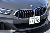 新型「8シリーズ」には、2つのリムが中央で連結された新デザインのキドニーグリルが採用されている。