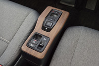 センターコンソールには押しボタン式のシフトセレクターやドライビングモード切り替えスイッチ、パーキングブレーキスイッチなどを配置。