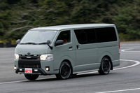 最後に試乗した「ハイエース」は、乗り心地を快適にするべくサスペンションキットを装備し、工事現場などの不整地でスタックしないようLSDを採用した車両。こうした用品の開発にも、モータースポーツで得たノウハウが生かされているのだ。