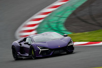 6.5リッターV12エンジンをリアミドに搭載。8段DCTはリアアクスル上に横置きで積まれる。