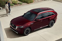 北米で発売される「CX-90」のボディーサイズは全長が200.8インチ（約5100mm）、全幅が84.9インチ（約2156mm）、全高が68.2インチ（約1732mm）で、ホイールベースが122.8インチ（約3119mm）と発表されている。