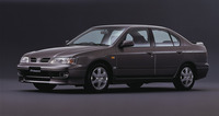 1995年に登場した2代目「プリメーラ」（P11型）。販売ネットワークが異なる姉妹車「プリメーラ カミノ」もラインナップされた。