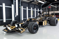 1970年に登場した「ロータス72」。フロントとリアにウイングを備え、車体の左右にラジエーターを備えるという、今日のフォーミュラカーに通じる特徴を備えていた。（写真：Newspress）