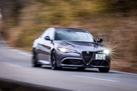 ワインディングロードを行く「ジュリア クアドリフォリオ エストレマ」。クアドリフォリオ専用の「Race」モードではアクラポビッチサウンドがさく裂し、4000rpm以上では音とレスポンスがさらに上乗せされる。