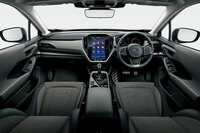 縦型のセンターディスプレイを中心としたダッシュボードまわりの造形は、現行型「レガシィ」（日本未導入）に端を発する、今日のスバル車ではおなじみのもの。広々とした視界と見切りのよさは、今も昔も変わらないスバル車の美点だ。