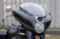 低いウインドスクリーンが特徴の「R18B」のフェアリング。ヘッドランプには両モデルともに、リーンアングルに合わせて内部構造が回転し、進行方向を照射し続けるアダプティブヘッドライトが装備される。