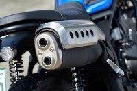 オフロードテイストを高めるアップマフラー。排気口を2つ設けることで適切な出力特性を実現しつつ、テールパイプを小径としてクリアなパルス感を追求している。