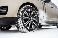 試乗車に装着されていた「ノキアン・ハッカペリッタR5 SUV」。“22インチの285幅”という特大サイズもラインナップされる、貴重なスタッドレスタイヤだ。