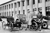 1921年式の「モデルT」とヘンリー・フォード（左）。当時、多くの自動車メーカーが高級車の開発・製造を行うなか、フォードはまったく異なるアプローチで大衆に向けてのクルマづくりを行った。結果、フォードのモデルTは全世界で累計1500万台以上も生産され、あらゆる産業と交通に大革命をもたらした。