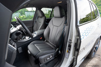 「X5」の極めてベーシックなグレードがベースのようで、シート表皮は車格からすると地味なレザーだ。