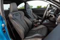 前席には一体型ヘッドレストを備えたバケット型の「Mスポーツシート」を装備。「M2」のロゴにはイルミネーションが備わっている。