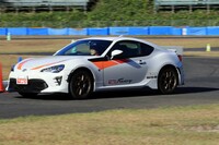 シャシー関連では、各種補強パーツに全長調整式サスペンションキットなどを装備。リアデフには2WAYの機械式LSDが装備される。