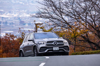 「GLE400d 4MATICスポーツ」には、前後トルク配分を100：0～0：100で連続可変できる「4MATIC」（四輪駆動システム）が搭載されている。最低地上高は約180mm、渡河深度は約500mm（欧州仕様の参考値）。