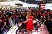 土曜・昼過ぎのアプリリアブースの様子。並列2気筒エンジンを搭載したコンセプトモデル「RS660コンセプト」の周囲はご覧の通りだった。