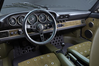 5連メーターやダッシュボードのパネルのクオリティーなどは目を見張るほど。室内の随所にプライベートジェットなどに使う軽くて薄い防音材が貼られる。