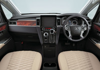 フロントマスクを一新した「三菱デリカD：5」発売の画像