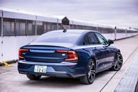 バッテリーの容量アップにより一充電あたりの航続可能距離は、従来の「T8リチャージ」が48.2kmだったの対して最新モデルでは81km（WLTCモード）に延びている。