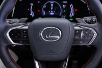 スポーク部分にタッチセンサーを配置した新デザインのステアリングホイールが“バージョンL”以上のグレードに標準装備される。ヘッドアップディスプレイと組み合わせた「タッチトレーサーオペレーション」の採用も、新型「NX」の新機軸だ。