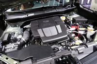 新型「フォレスター」に搭載される2.5リッター水平対向4気筒直噴エンジン。力強く軽快なドライブフィールと高い環境性能を両立するため、従来の2.5リッターエンジンから、実に90％の部品が刷新されたという。