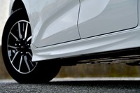 ボディーサイドには専用のロアースカートを装備する。