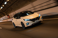 専用の空力パーツや足まわりが採用された「リーフNISMO」。ボディーサイズは全長×全幅×全高＝4510×1790×1550mmと、全長が30mm、全高が10mmアップしている。