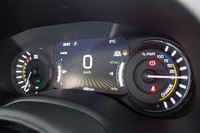 タコメーターとパワーメーターを組み合わせた計器盤。7インチサイズのインフォメーションディスプレイには、車速のほか、バッテリーの状態や燃費、タイヤ空気圧、運転支援システムなどの情報が表示される。