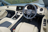 細部までレザーで覆われた上質な車内空間。「アズール」にはオープンポア・クラウンカット・ウォールナットのウッドトリムが用いられる。