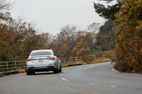 フロントが4リンク、リアがマルチリンクの足まわりには減衰力可変ダンパーのAMGライドコントロールサスペンションを搭載する。