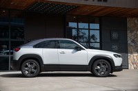 全長×全幅＝4395×1795mmの数値は「CX-30」とまったく同じ。「MX-30」のほうが全高で10mm、最低地上高で5mm高くなっている。