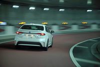 サスペンションは全車、フロントがマクファーソンストラット式でリアがダブルウイッシュボーン式。コーナリング中に内輪を制動するACAの働きにより、旋回性が高められている。