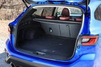 運動性能や動的質感に加え、ワゴンとしての機能性も従来モデルから進化。ラゲッジスペースは、フロアボード上部が492リッター、サブトランクが69リッターの計561リッターと、先代比で39リッター増となった。